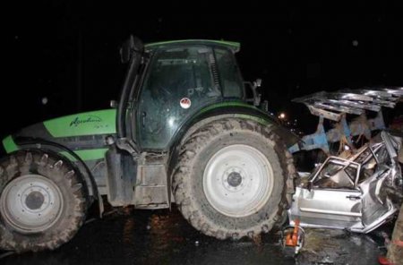 "Mitsubişi" traktorun qoşqusuna çırpıldı: ölən var