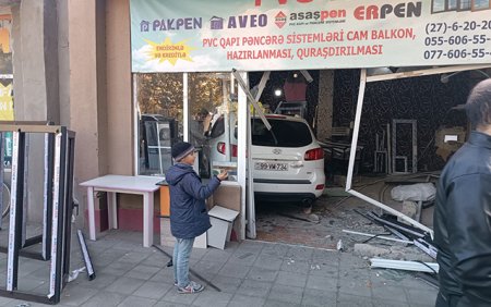 Qəzaya düşən maşın mağazaya girdi - Foto