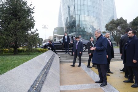 Hakan Fidan Şəhidlər xiyabanını ziyarət etdi - Fotolar