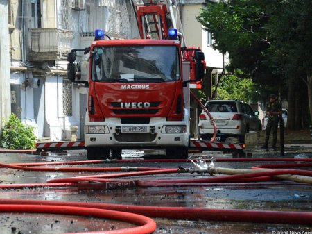 Bakıda 21 mərtəbəli binada yanğın başlayıb