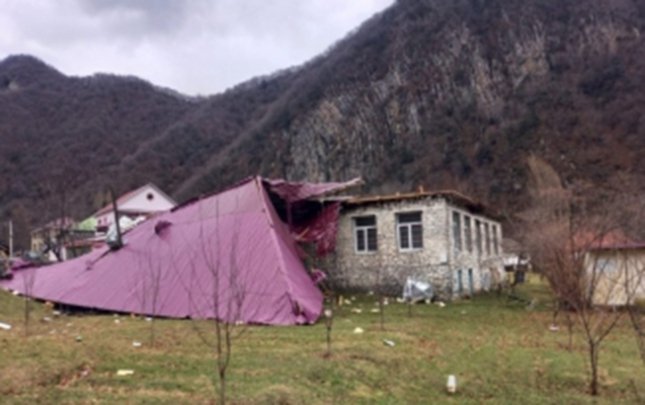 Külək Qaxda məktəbin damını uçurdu - Foto