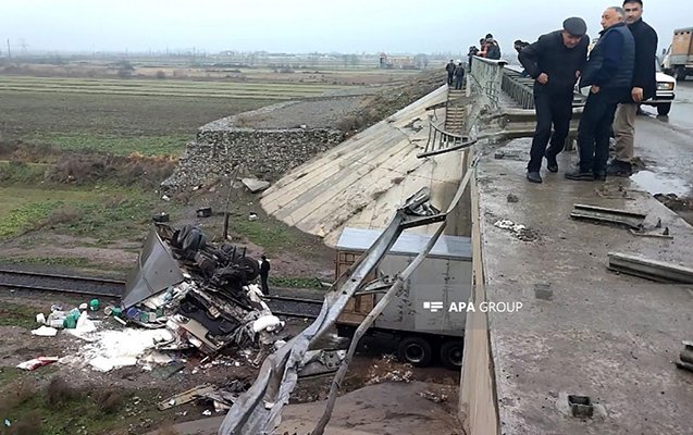 Yük avtomobili körpüdən aşdı, 3 nəfər öldü - Foto