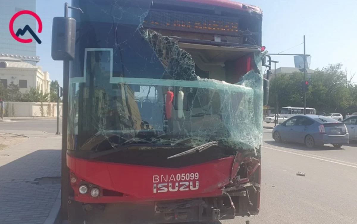 Bakıda iki avtobus toqquşdu: Xəsarət alanlar var - FOTO